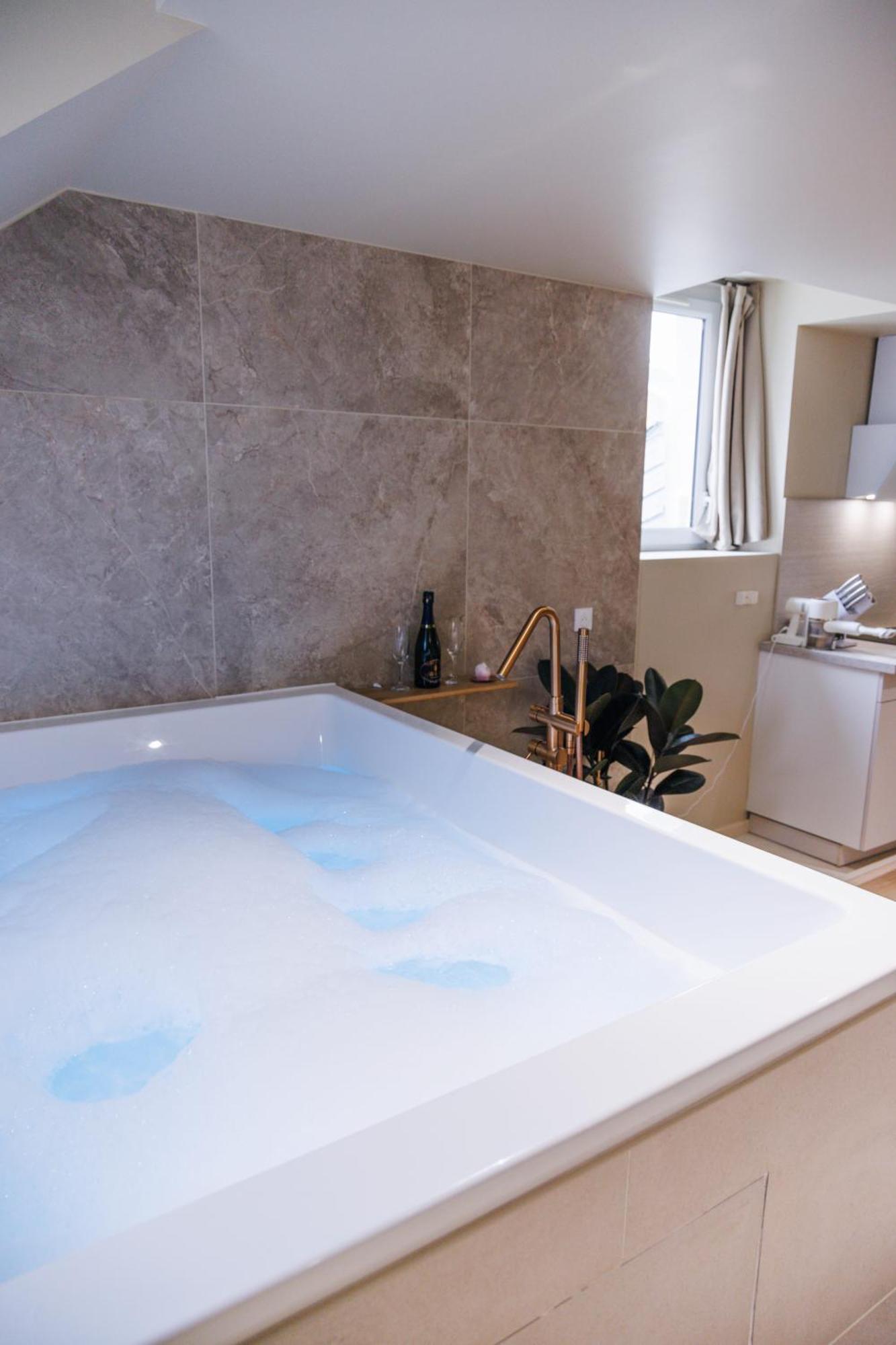 Eden Room - Luxe, Balneo & Sauna Le Mans Eksteriør bilde